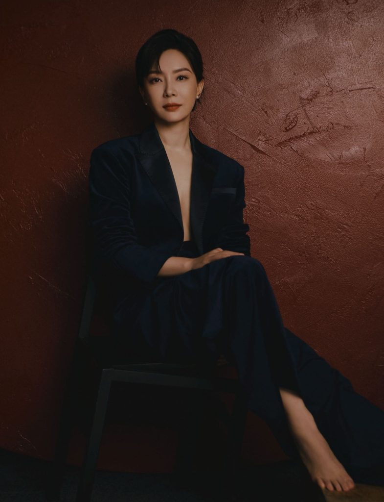 陈数真空西装新写真,大女人气质与智性美完美融合