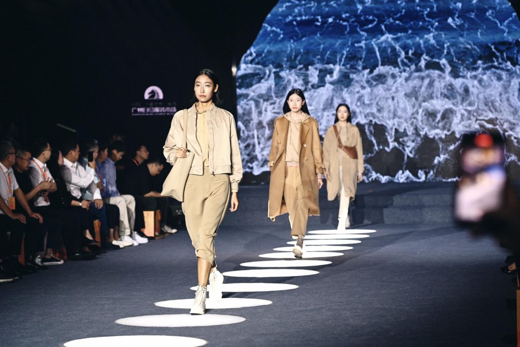 商标审查服务站开进广州服装市场