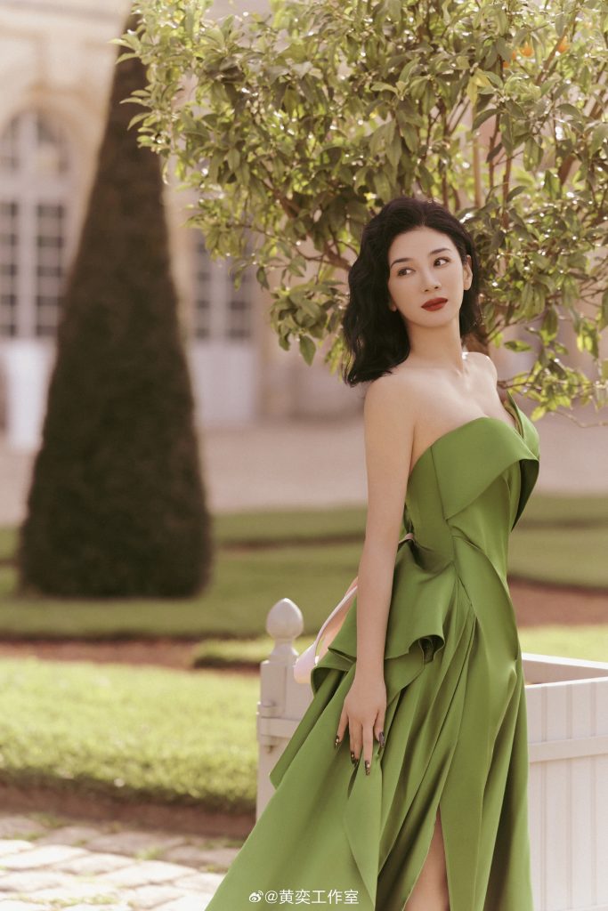 黄奕穿绿裙置身古堡 卷发红唇绽放熟女魅力
