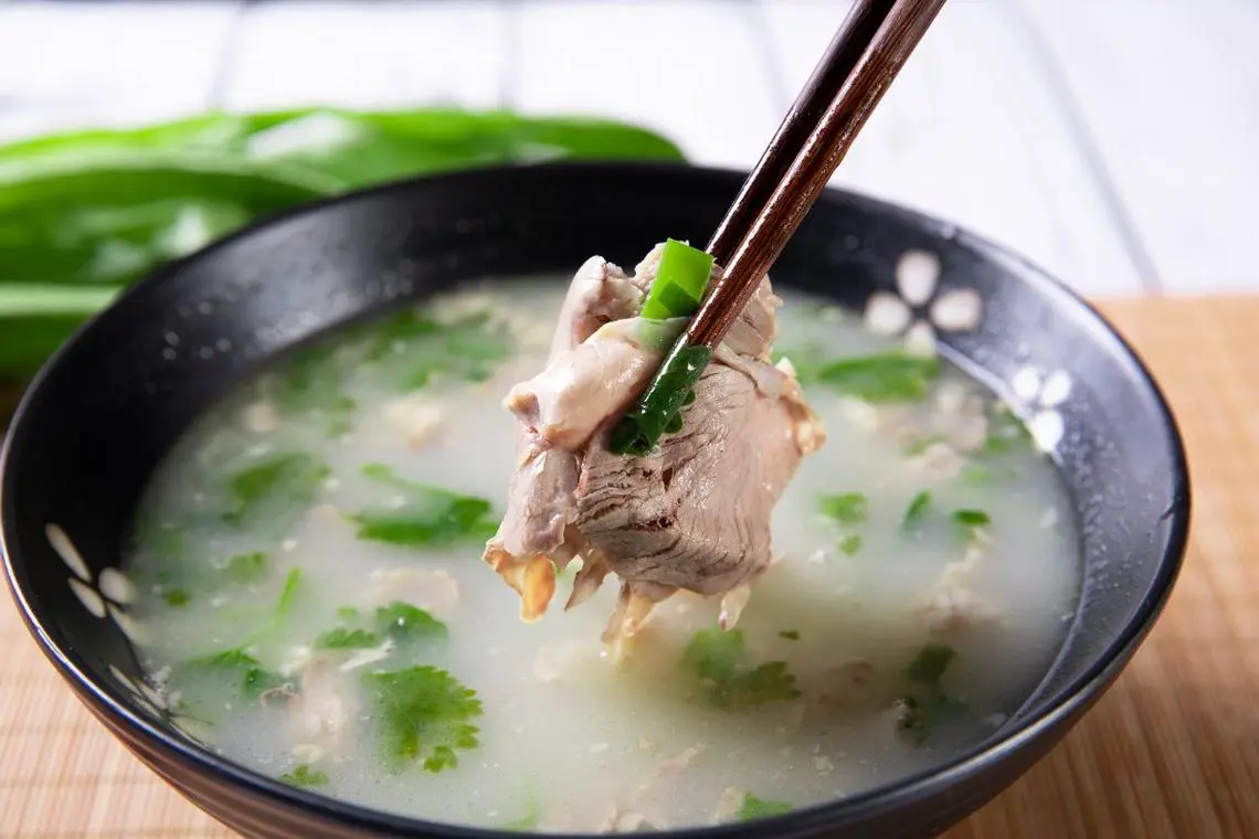 炖羊肉时，牢记”2不放3窍门羊肉汤奶白鲜甜，一点膻腥味都没有