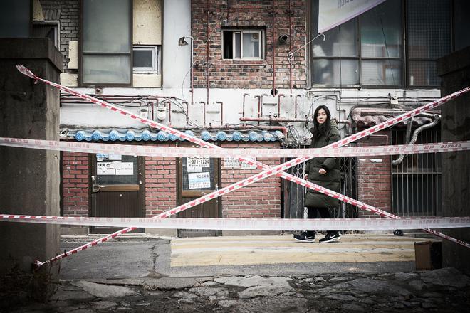《门锁》，小心！床底下有人！独居女性被人窥视，结局难以猜测