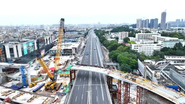 “巨无霸”吊机出动，广州白云站配套道路顺利上跨广清立交
