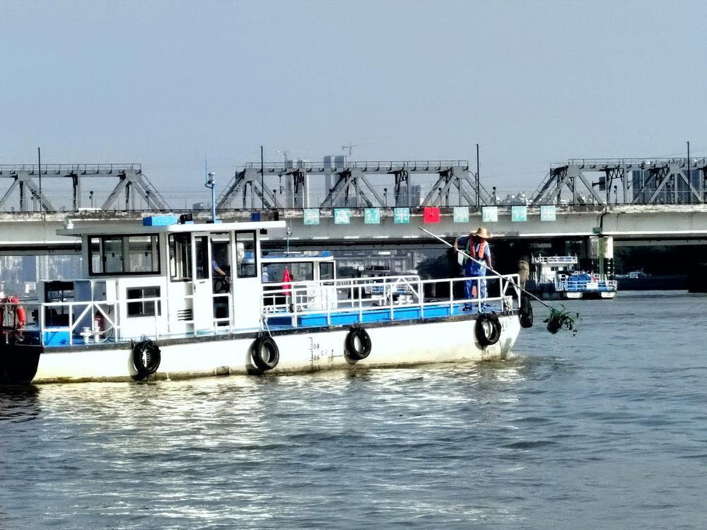 “水域美容师”出动！广州城管开展水域环境卫生突发事件保洁演练