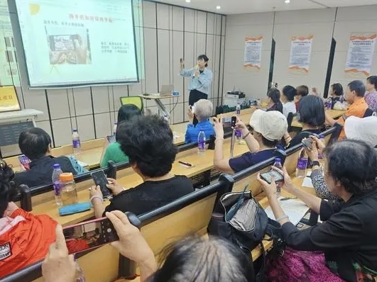 广州“长者学堂”，助老年人跨越数字鸿沟