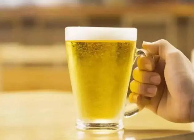 每天喝一瓶啤酒，身体会怎样？医生提醒：喝酒时，注意这4点