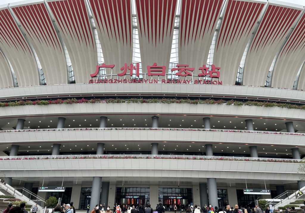 广州白云站迎春运“首秀” 暖八方旅客归途