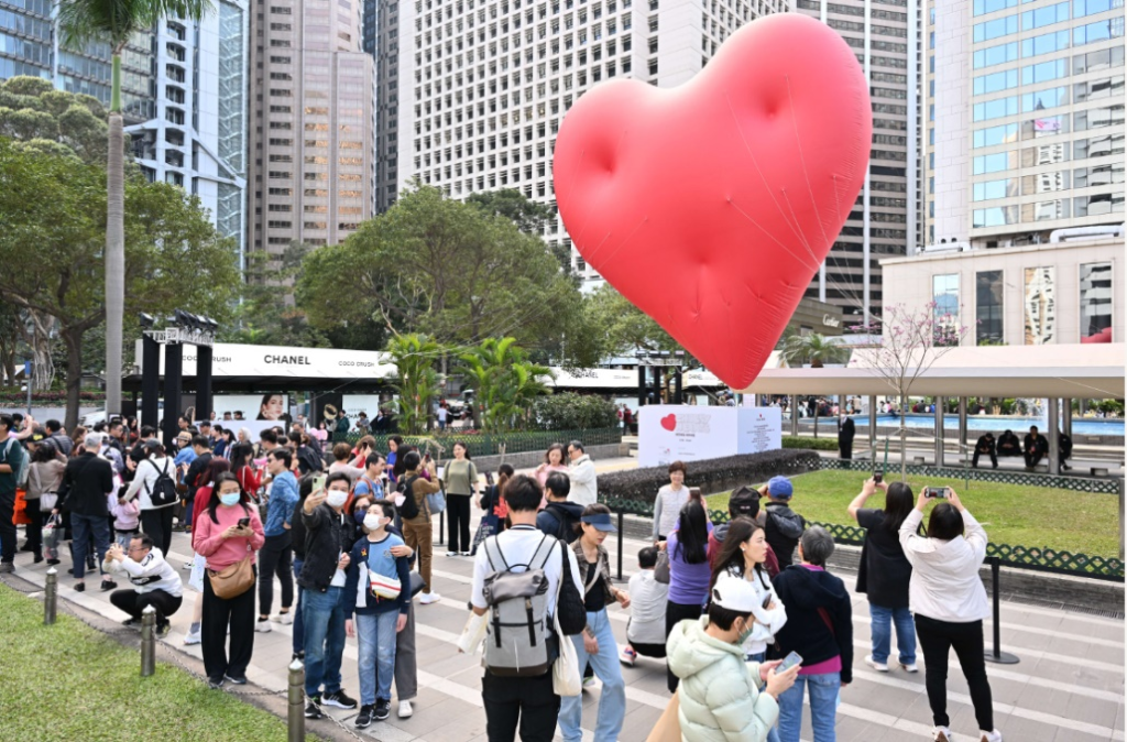 香港文艺大都会新亮点:“胖胖心”巨型红心设计装置展出,传递爱与正能量