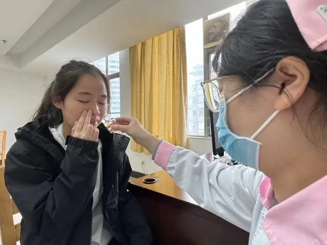大学毕业班人数明显增加！广州约200名应征女青年上站体检