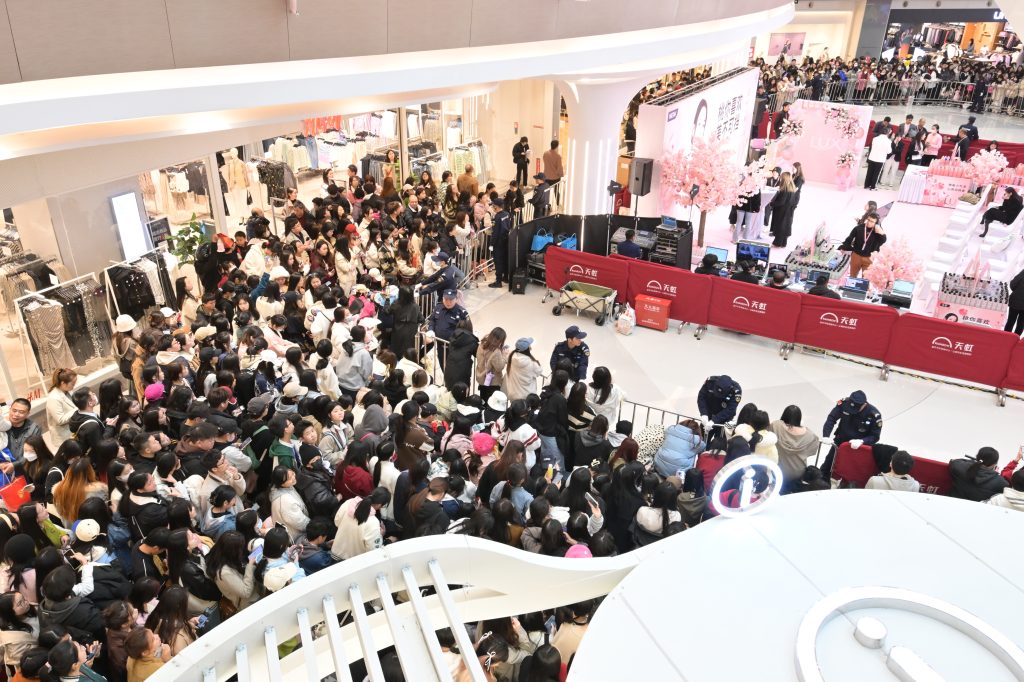 2024LUX力士100周年世纪庆典暨春季新品上市发布会燃爆深圳天虹！与迪丽热巴共赴一场春日的白桃盛会！