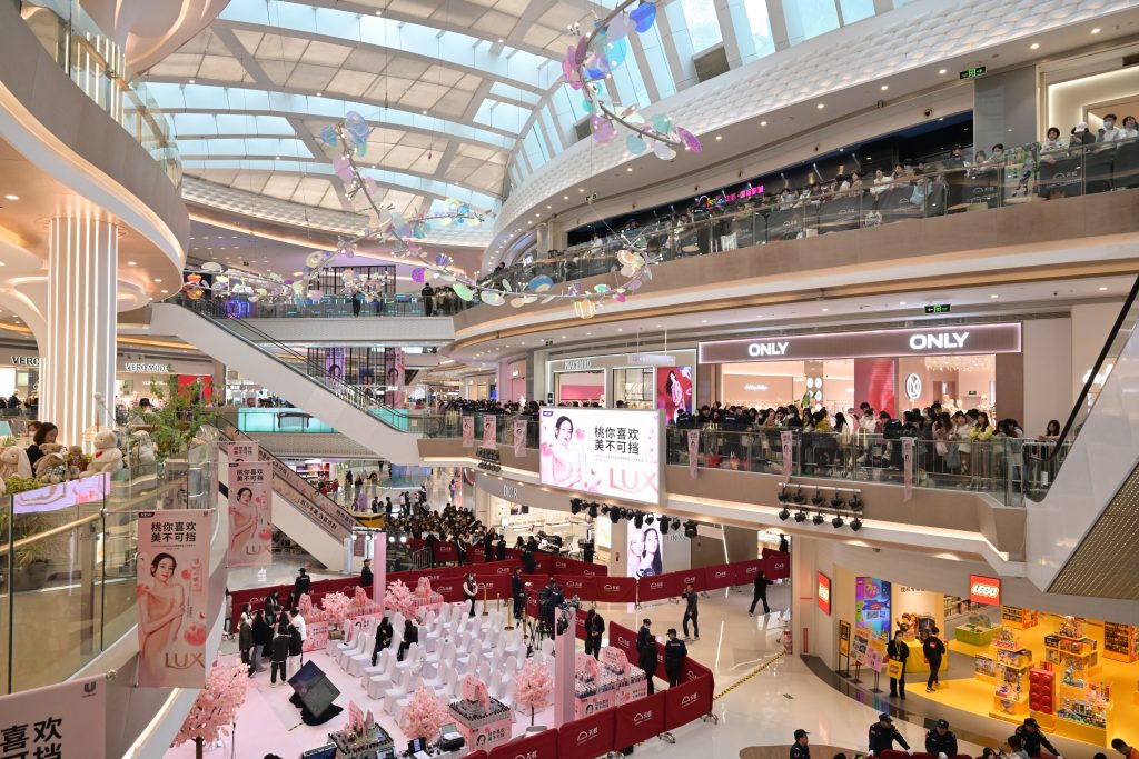 2024LUX力士100周年世纪庆典暨春季新品上市发布会燃爆深圳天虹！与迪丽热巴共赴一场春日的白桃盛会！