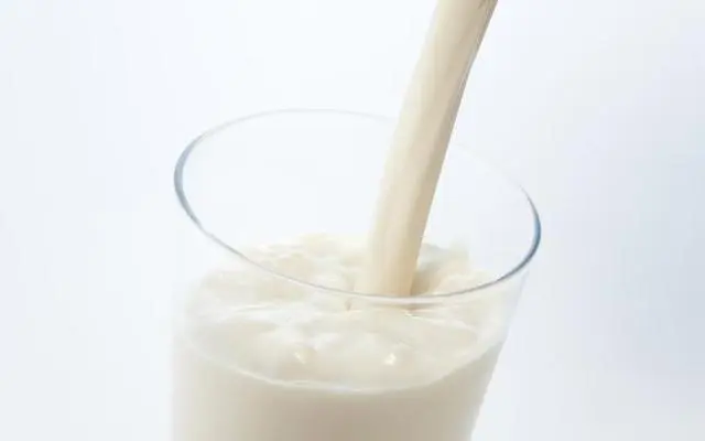 牛奶什么时候喝比较好？早上喝和晚上喝，有什么不同？