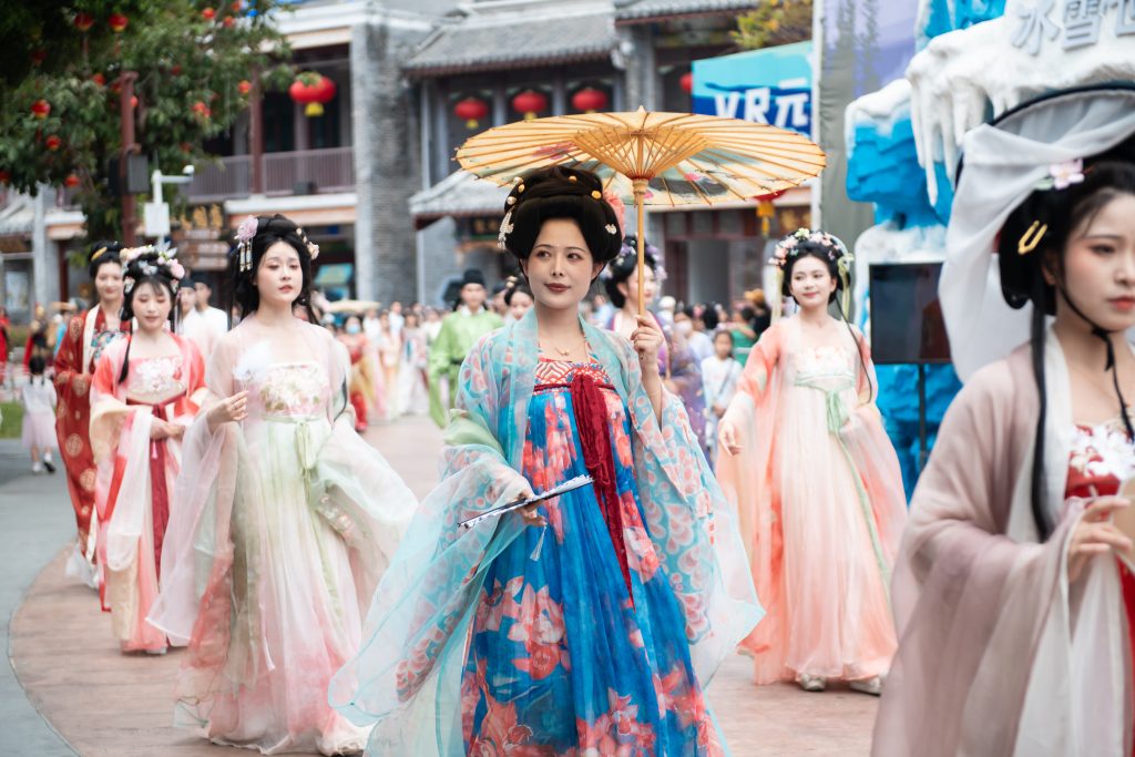 最美人间四月天，清明踏青就来锦绣中华——穿汉服享半价游园