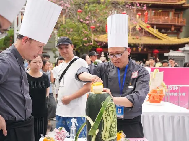 广州越秀：果蔬变“花鸟”！粤菜大厨秀出精湛雕刻技艺