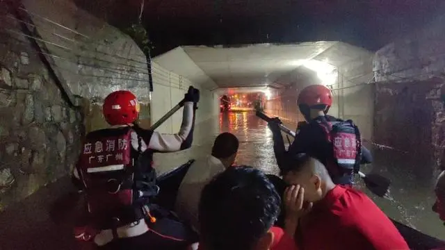 广州消防闻“汛”而动，营救疏散被困群众46人