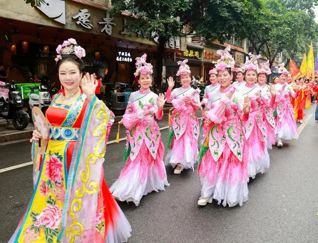 锣鼓喧天，龙狮共舞！广州CBD上演盛大“娘妈巡游”