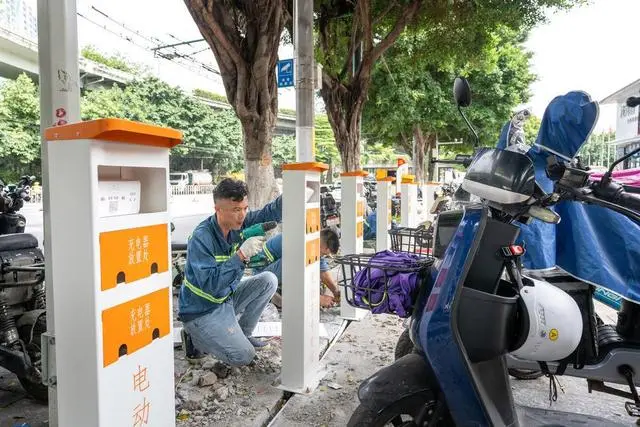 广州白云三元里村将禁止电动车入村停放，记者现场直击