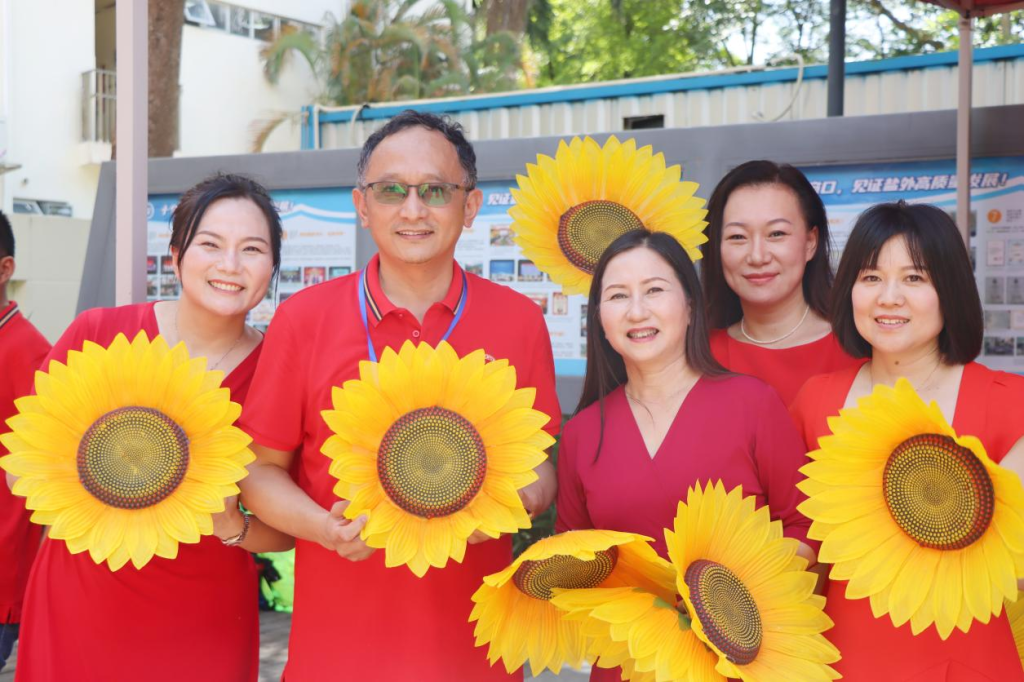 亲情助力中考 温情迎接“神兽”——深圳家长团校门热情接考