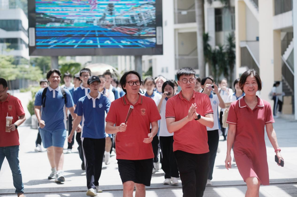 亲情助力中考 温情迎接“神兽”——深圳家长团校门热情接考