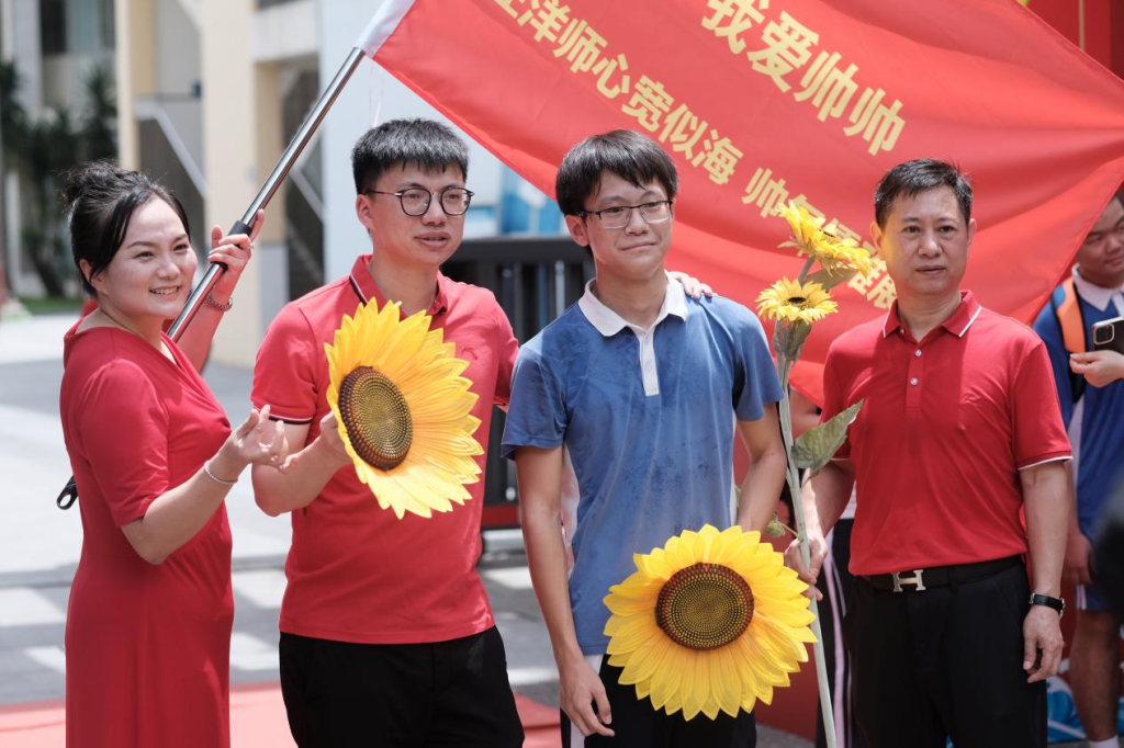 亲情助力中考 温情迎接“神兽”——深圳家长团校门热情接考