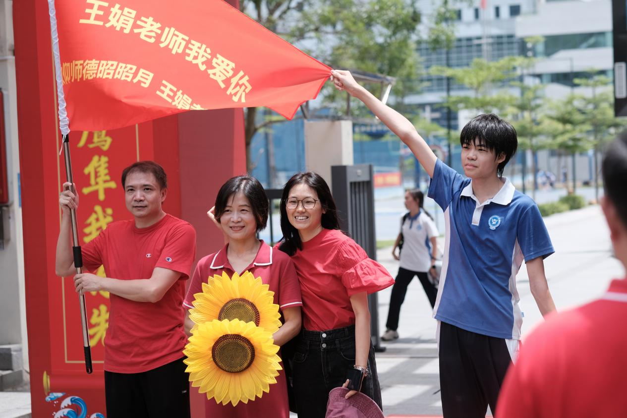 亲情助力中考 温情迎接“神兽”——深圳家长团校门热情接考
