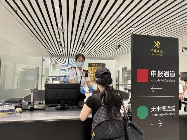 上半年广州白云机场海关累计监管入境通程航班超1万架次