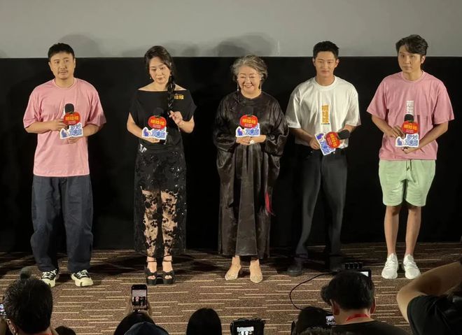 《抓娃娃》首映爆火，沈腾马丽自嘲’中偶’，这自嘲，我给满分！