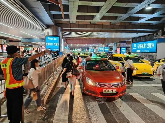 应对暑运客流高峰，市交通运输部门多举措保障广州东站出租车上落客点疏运有序