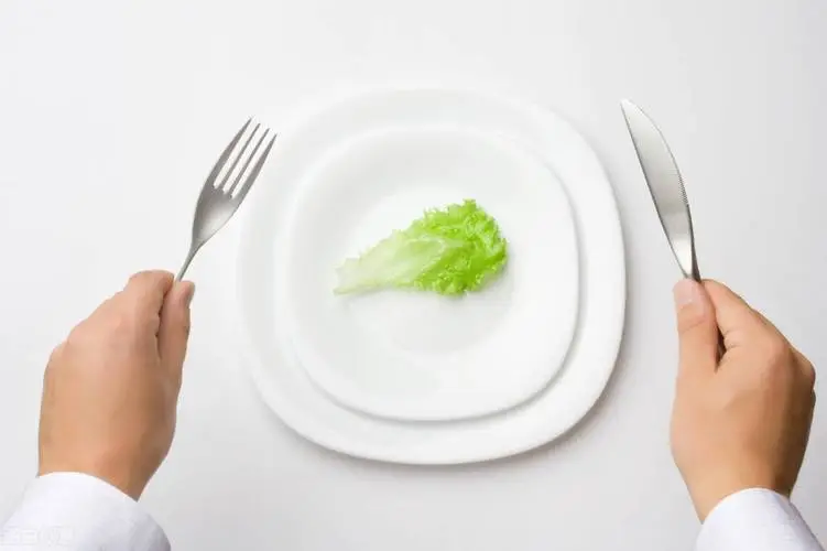 8月22日外媒科学网站摘要：研究发现禁食对健康有益，但也可能致癌