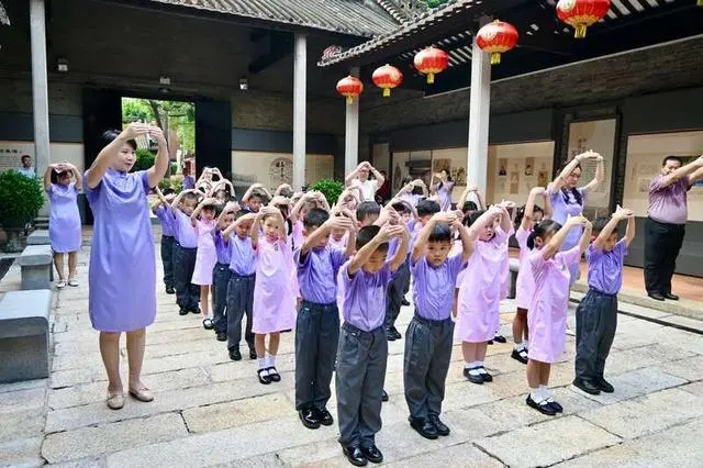 广州越秀逾1.4万名小学新生参加开笔礼