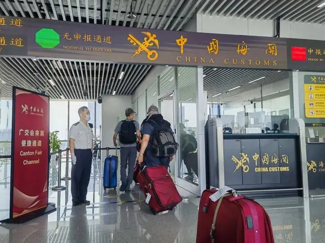 广州口岸迎来广交会客货入境高峰