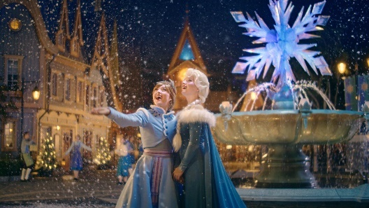 投入香港迪士尼乐园度假区 “A Disney Christmas” 独有节日传统 迎接魔雪奇缘世界首个飘雪圣诞