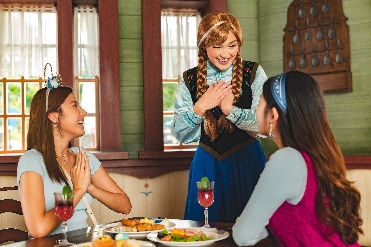 投入香港迪士尼乐园度假区 “A Disney Christmas” 独有节日传统 迎接魔雪奇缘世界首个飘雪圣诞