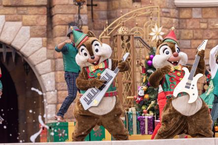投入香港迪士尼乐园度假区 “A Disney Christmas” 独有节日传统  迎接魔雪奇缘世界首个飘雪圣诞