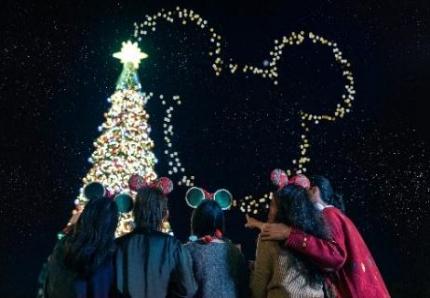 投入香港迪士尼乐园度假区 “A Disney Christmas” 独有节日传统 迎接魔雪奇缘世界首个飘雪圣诞