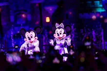投入香港迪士尼乐园度假区 “A Disney Christmas” 独有节日传统 迎接魔雪奇缘世界首个飘雪圣诞