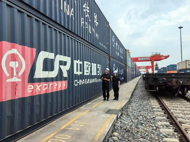 广州首列“中老泰”国际铁路货运班列开出