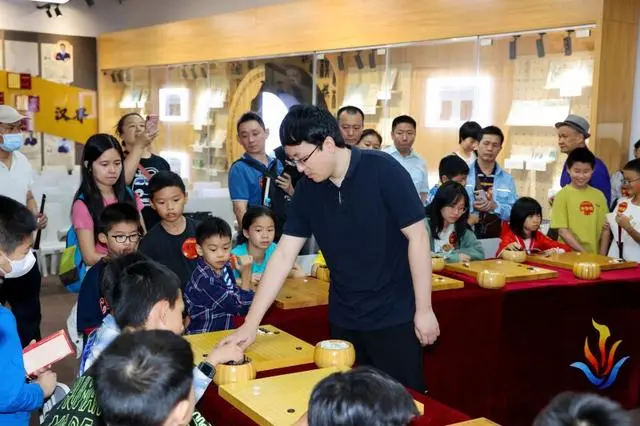 广州荔湾举办围棋世界冠军见面会