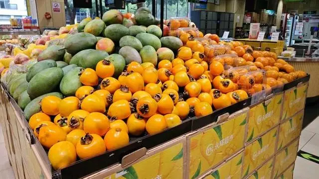 “柿”场火热，应季柿子大量上市，专家提醒：部分人群不宜食用