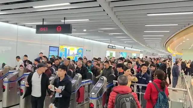 广州地铁十一号线开通首日迎客45.6万人次 客流表现平稳