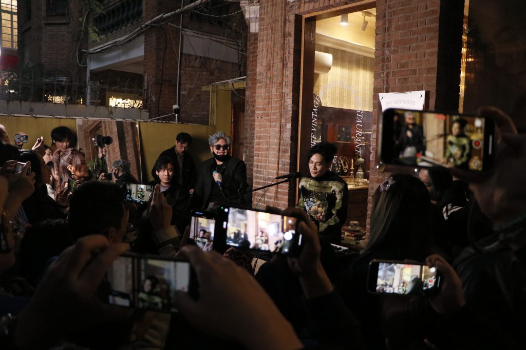 邓智伟东山口快闪引人潮，曝新专辑主题曾三度更改