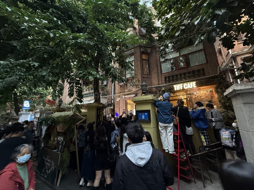 邓智伟东山口快闪引人潮,曝新专辑主题曾三度更改