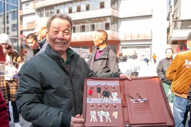 “回家啦！”全省首例业主“自筹自建”危旧房改造项目在广州花都交房交证