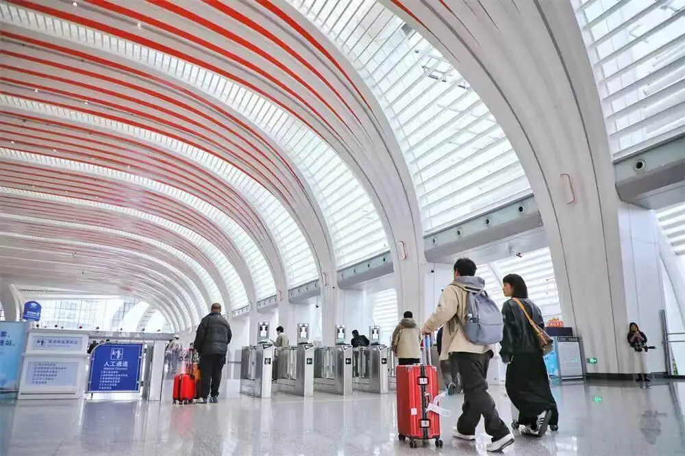 春运首日广州白云站预计发送旅客4万人，春运期间预计发送157.5万人