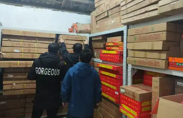 广州开展烟花爆竹“打非治违”，缴获非法烟花爆竹四千余箱