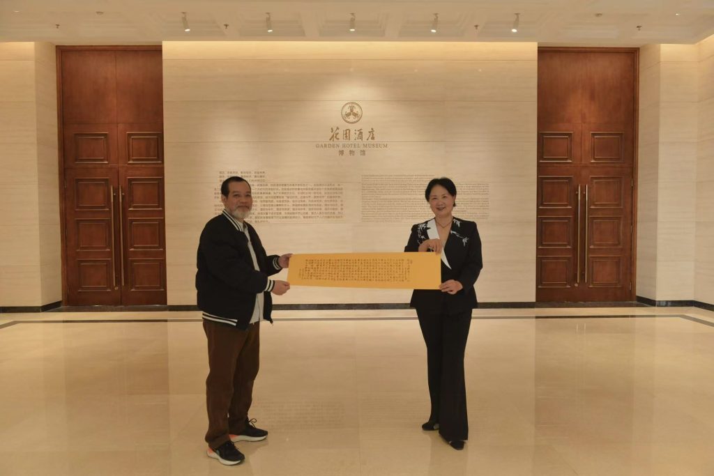 “花园大观,酒店蕴籍古典韵。博物以志,馆藏新添红流书“广州花园酒店博物馆收藏《红楼续书 红流三部曲》