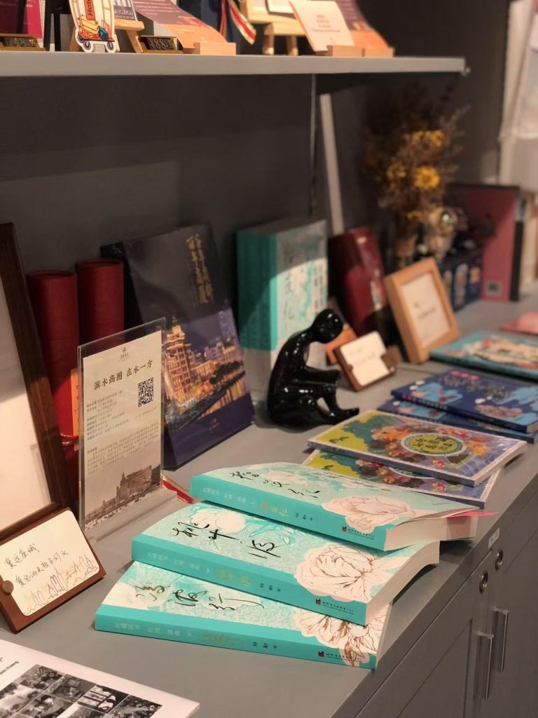 “花园大观，酒店蕴籍古典韵。博物以志，馆藏新添红流书“广州花园酒店博物馆收藏《红楼续书 红流三部曲》