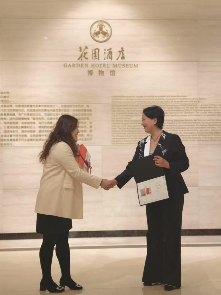 “花园大观,酒店蕴籍古典韵。博物以志,馆藏新添红流书“广州花园酒店博物馆收藏《红楼续书 红流三部曲》
