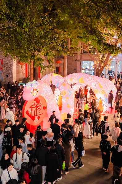 「灵蛇架势」迎新主题展亮相岭南天地 以在地语言叙写 “传统”春节