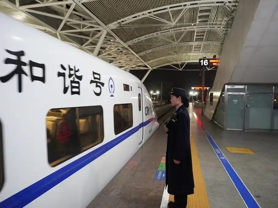 广州南站开启春运“通宵”模式，他们彻夜守护旅客回家路