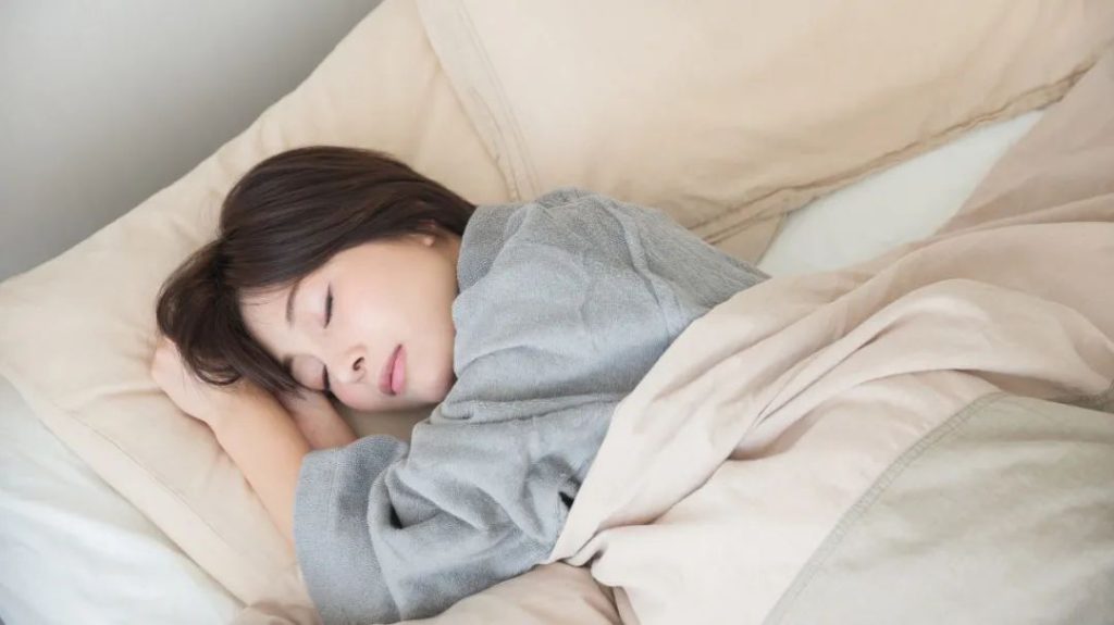 肝最喜欢的一个睡觉姿势，帮你睡个好觉养足气血